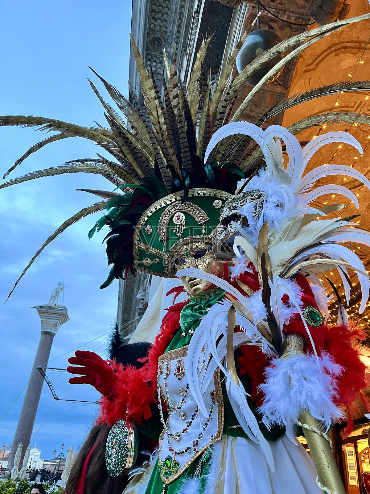 优雅的人穿着威尼斯狂欢节服装在威尼斯摆姿势照片摄影图片