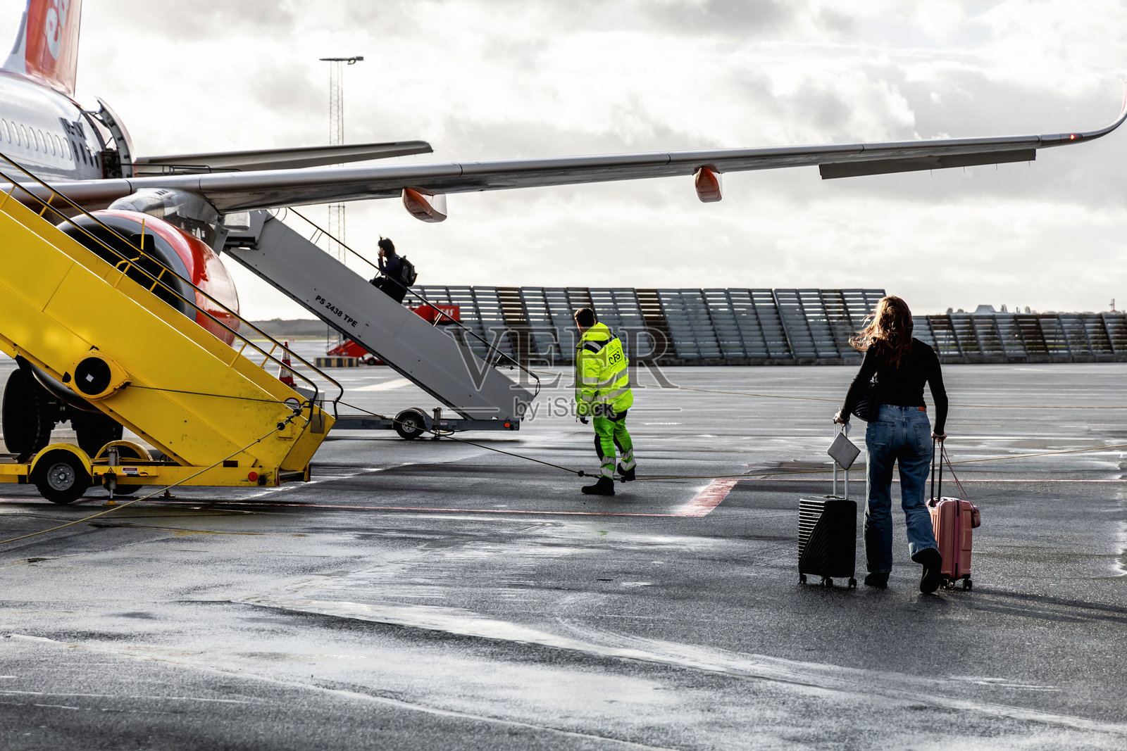 停靠在哥本哈根机场的飞机。照片摄影图片