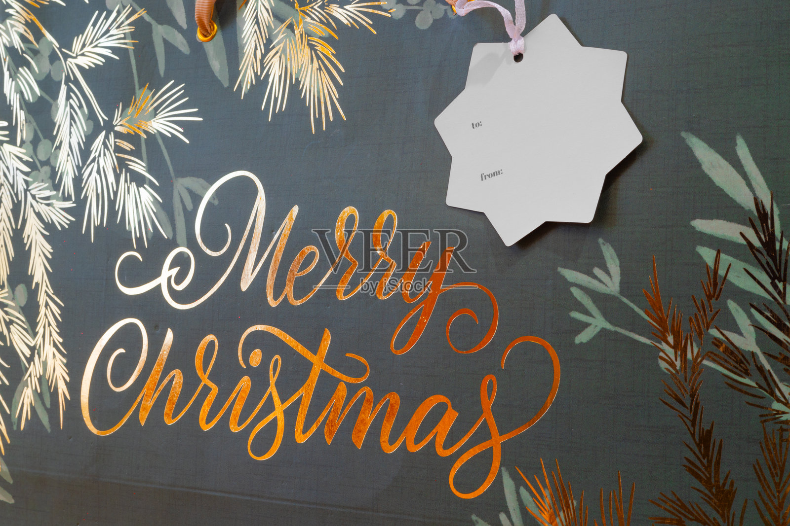 圣诞礼物的绿色袋子和空白标签照片摄影图片