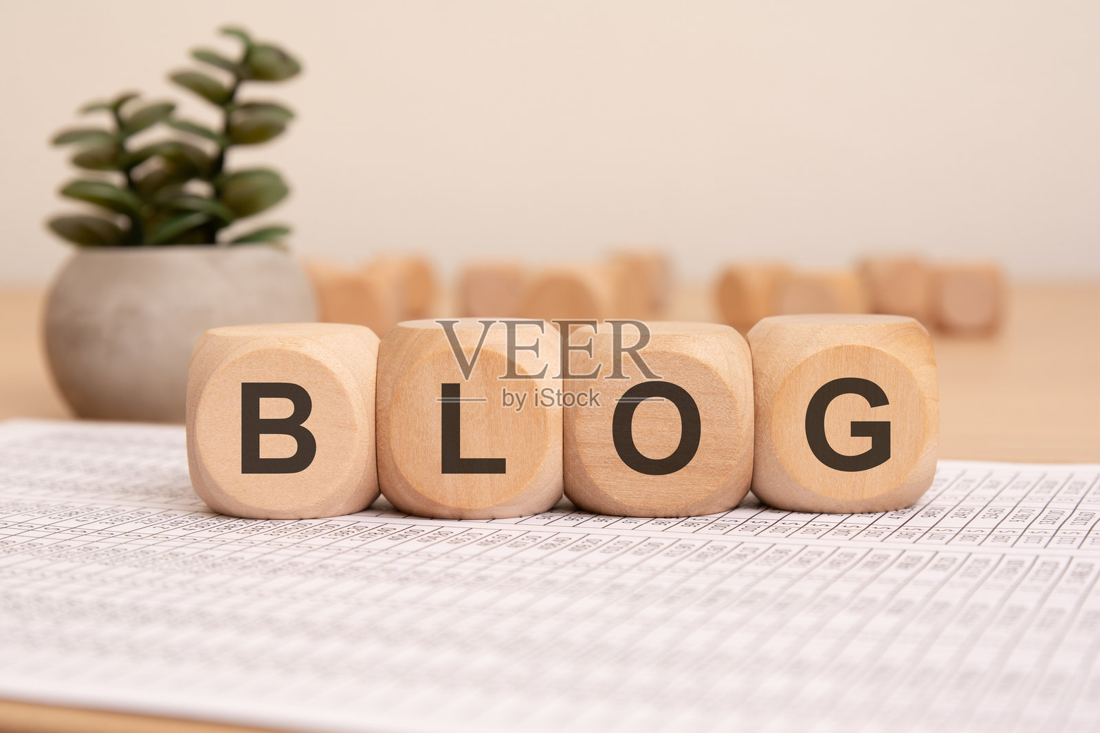 探索创新和创意的博客概念，搭配木块和植物布置照片摄影图片