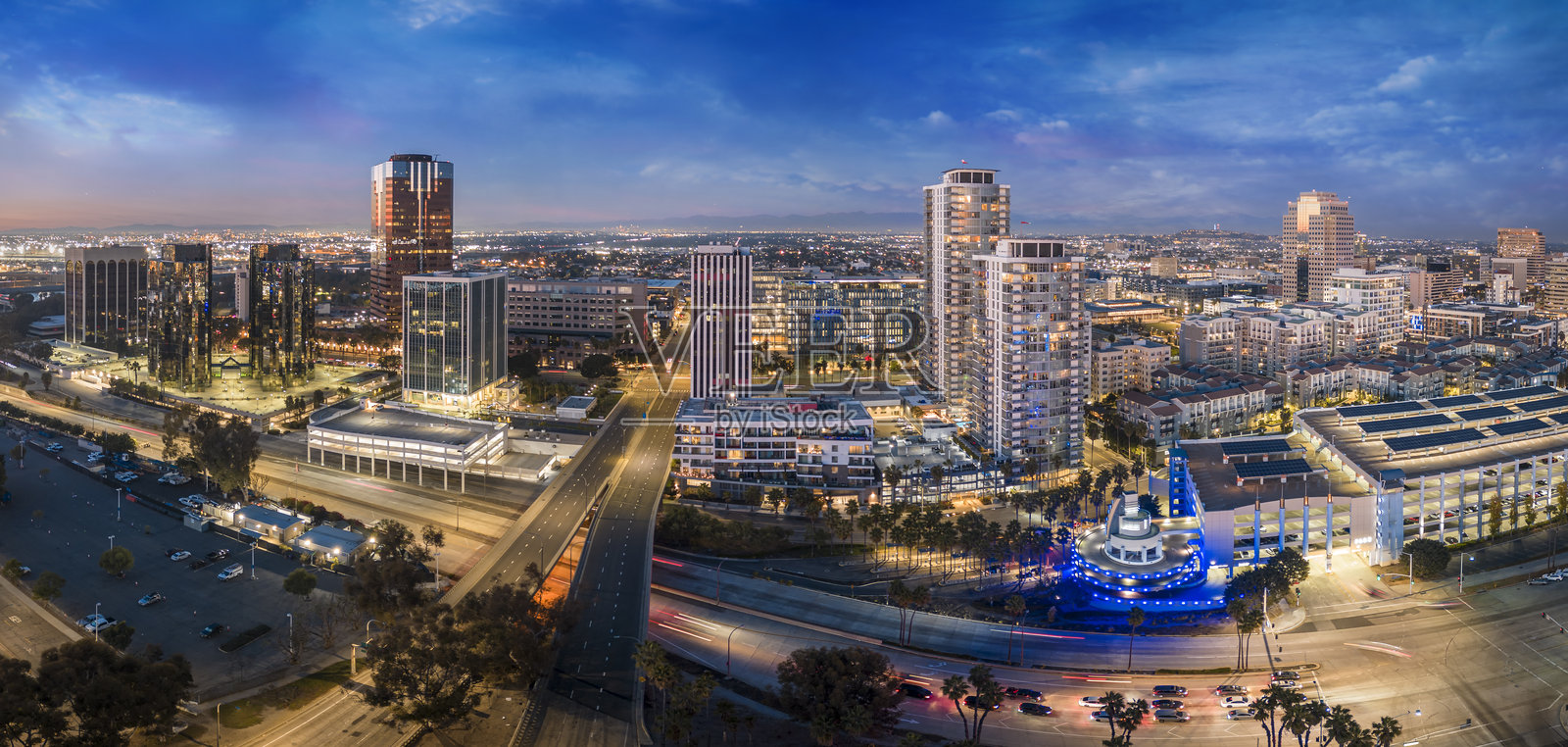 黄昏时分的长滩市中心照片摄影图片