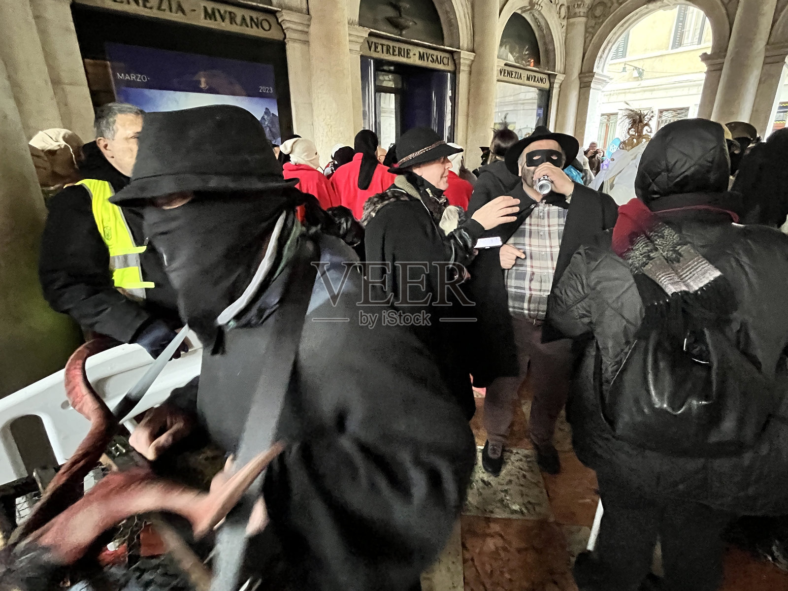 人们穿着服装和面具，享受威尼斯狂欢节。照片摄影图片
