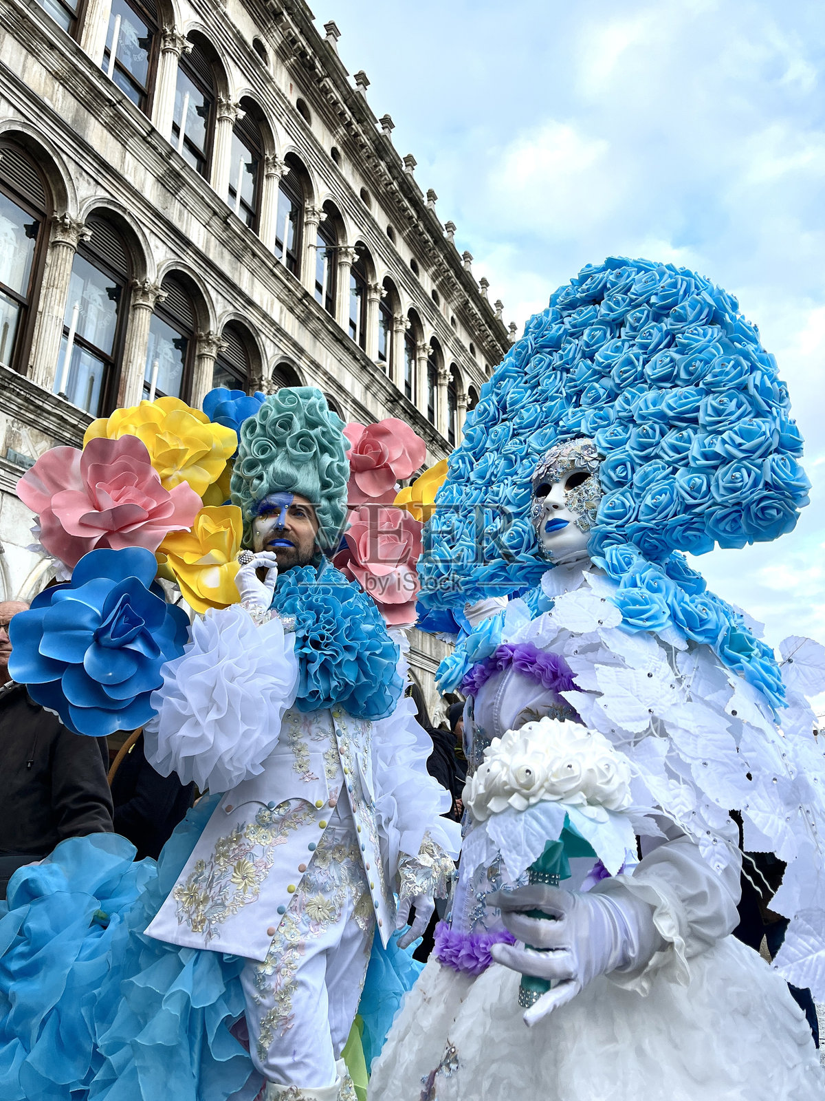 优雅的情侣穿着花卉服装在威尼斯狂欢节上摆姿势照片摄影图片