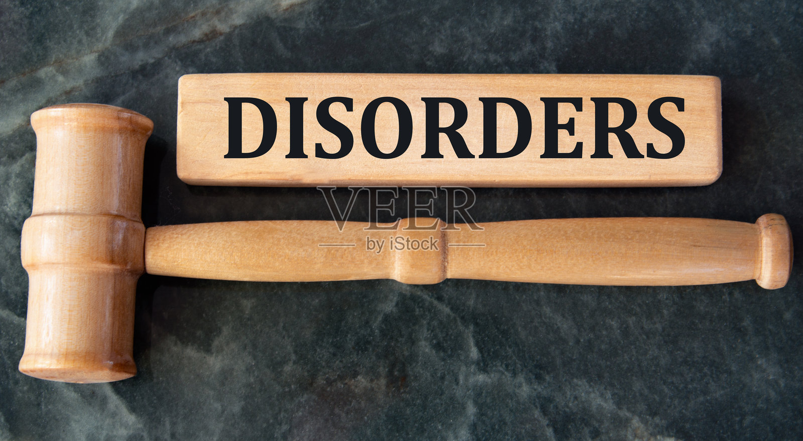 “障碍” - 木块上的字，背景为绿色，旁边有法官的槌子照片摄影图片