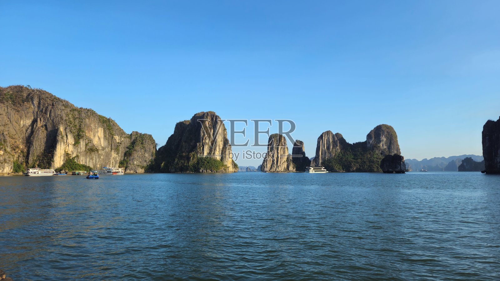 越南下龙湾一个圆顶小岛的特写。美丽的石灰岩岛屿在日落时分。照片摄影图片