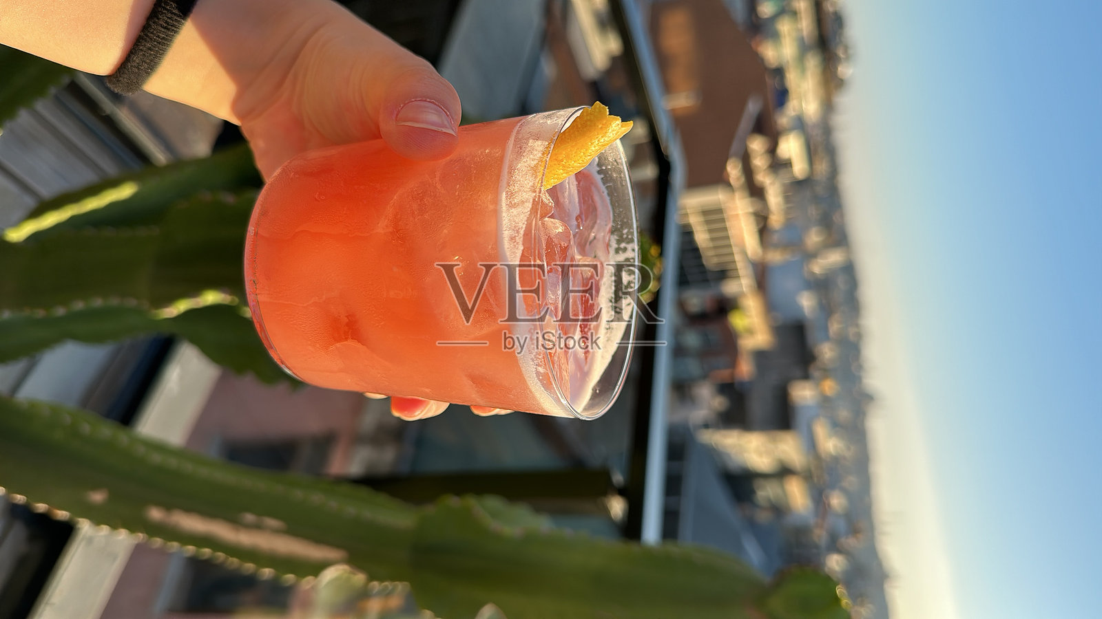 秋天的金色提醒：一片落叶照片摄影图片