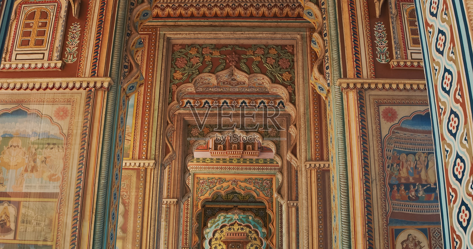 印度拉贾斯坦邦的斋浦尔。贾瓦哈圆环的帕特里卡门。内部，古老墙壁上有许多色彩斑斓的装饰图案。古老的粉红城市。照片摄影图片