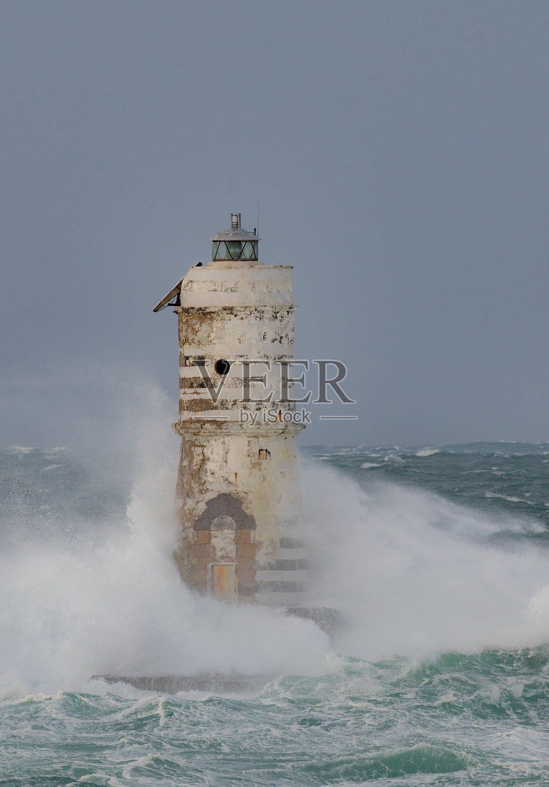 暴风雨中的海浪冲击着曼贾巴尔基灯塔照片摄影图片
