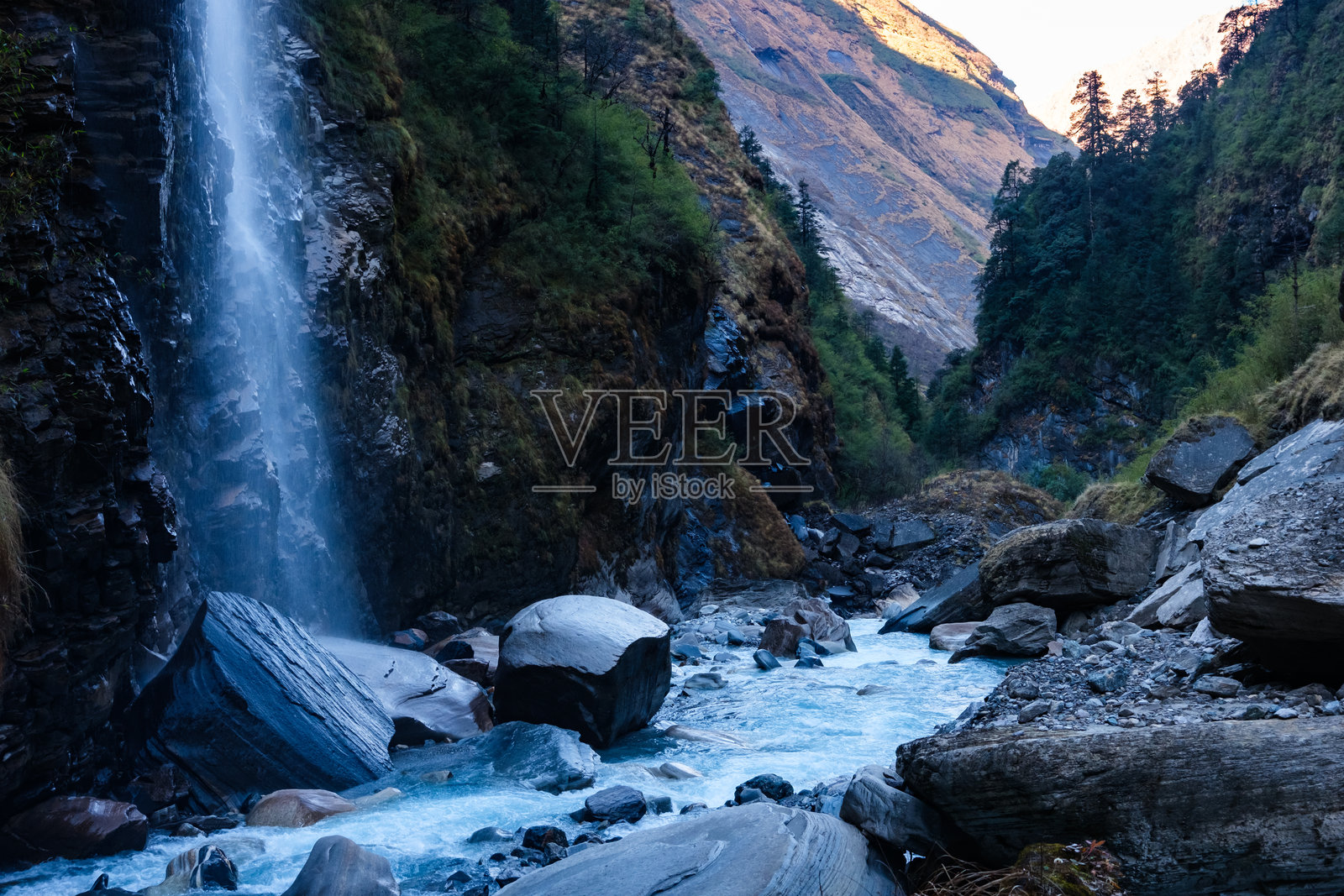 瀑布倾泻入尼尔吉里河。安纳普尔纳北大本营徒步旅行照片摄影图片
