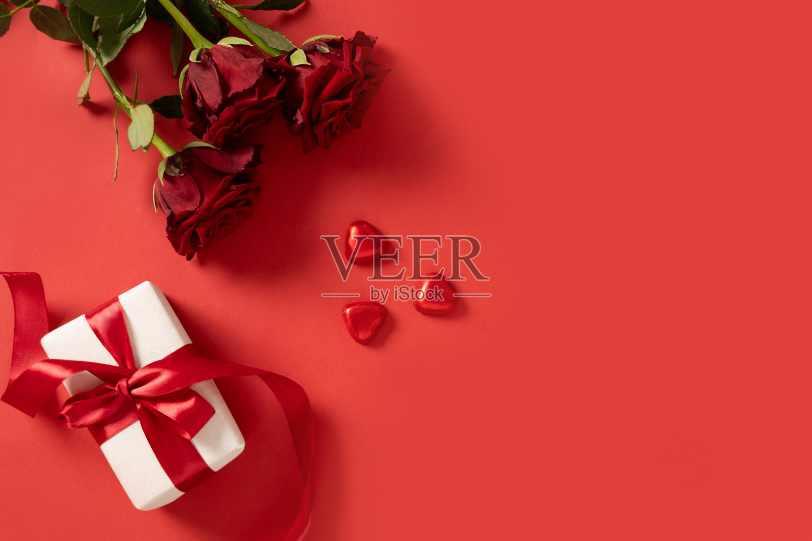 情人节心形甜点和浪漫礼物，红玫瑰花束。照片摄影图片