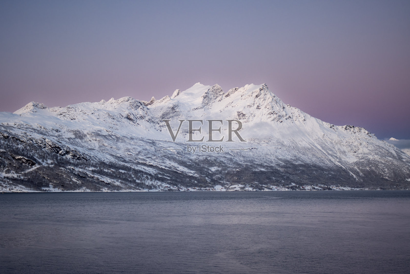 挪威冬季风景中的粉色日落照片摄影图片