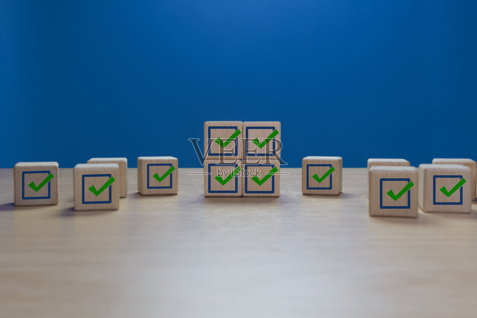 认证、接受、图标在许多木块上照片摄影图片