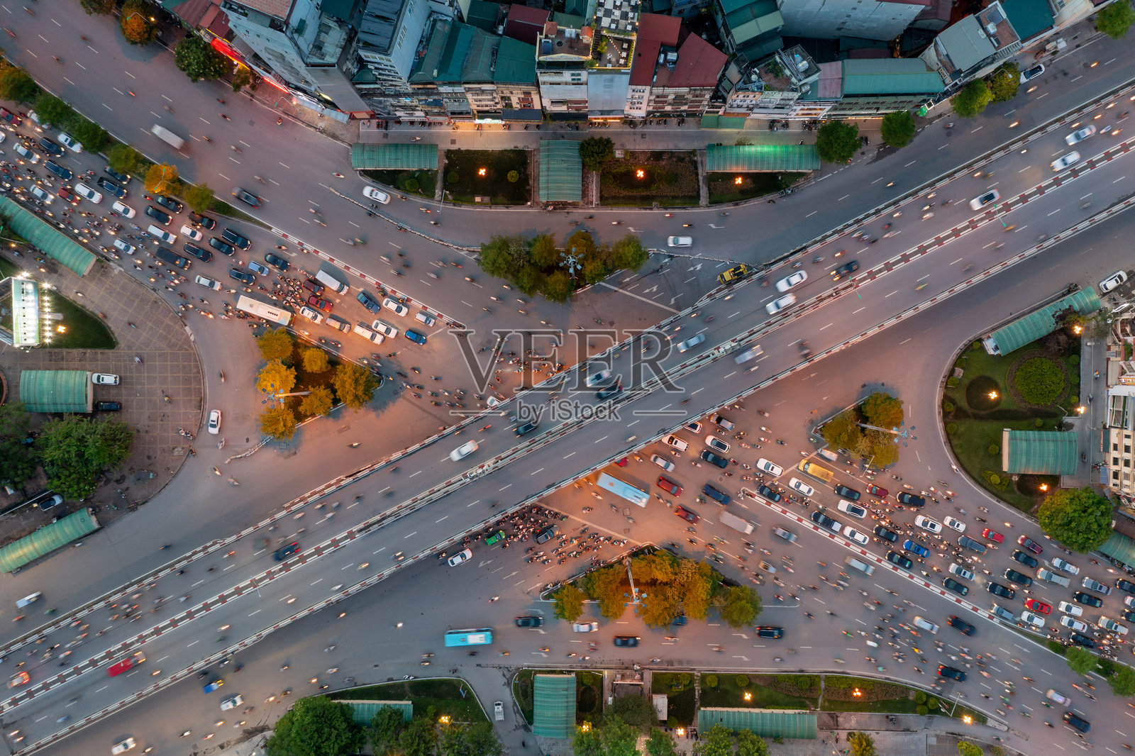 2021年河内的张青街俯视图，街上有许多汽车、公交车和摩托车。照片摄影图片