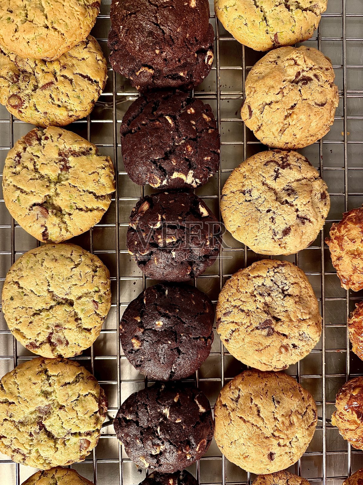 刚出炉的饼干放在冷却架上。照片摄影图片