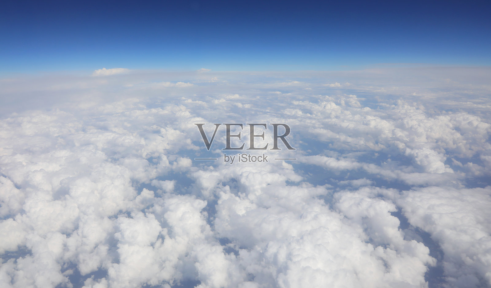 从空中俯瞰的广阔云海，飞行于洲际航班之中照片摄影图片