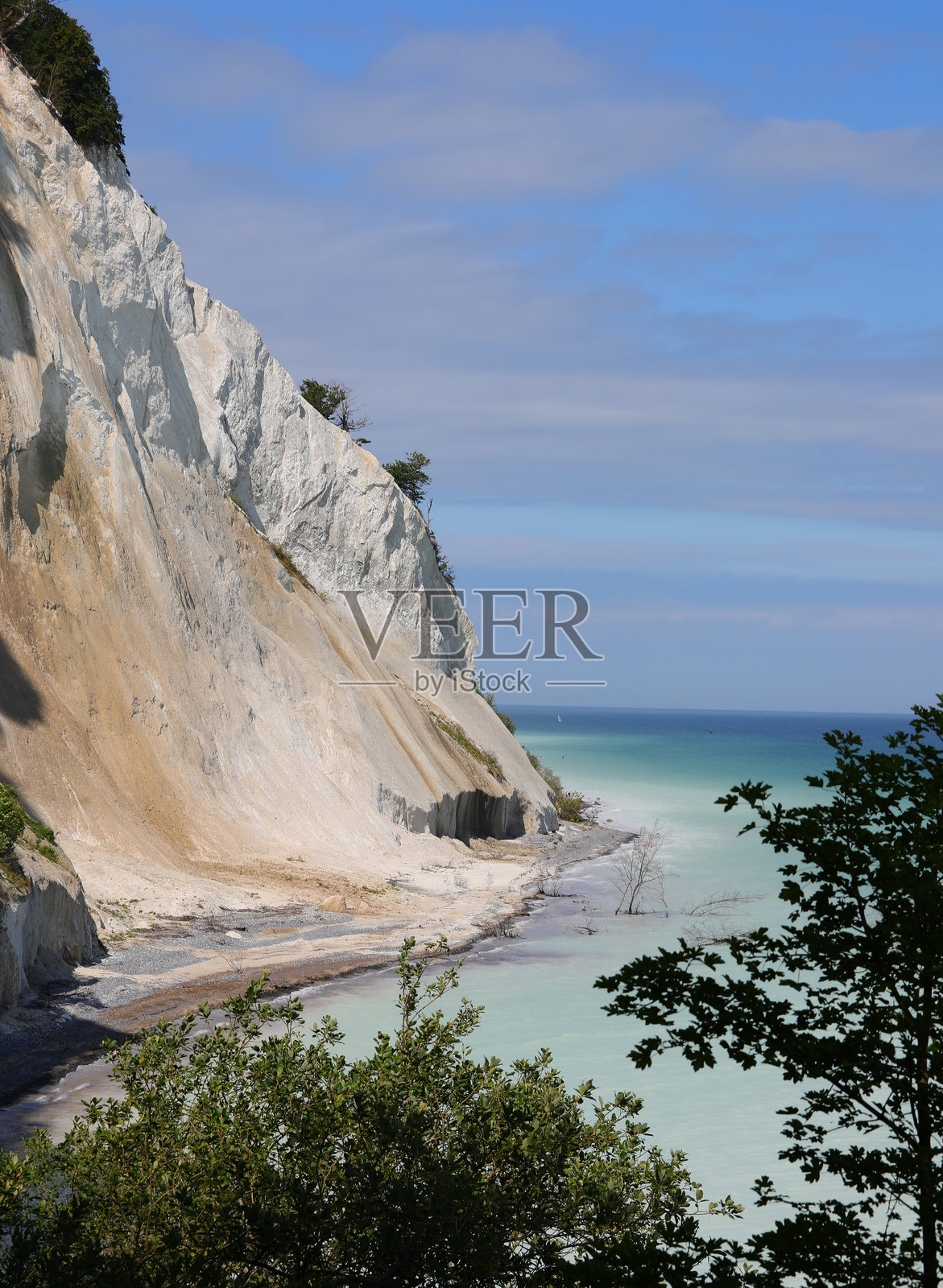 夏季丹麦南部俯瞰波罗的海的白色悬崖，因自然因素侵蚀而成。照片摄影图片