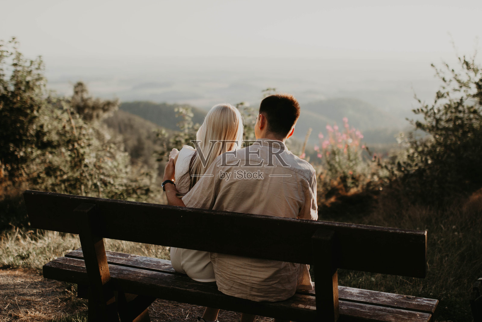 公园长椅上坐着的女人背影照片摄影图片