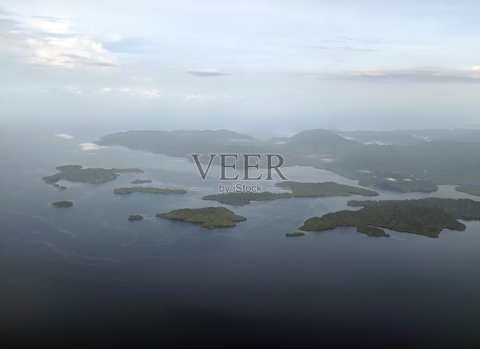 从飞机上俯瞰巴坎岛照片摄影图片