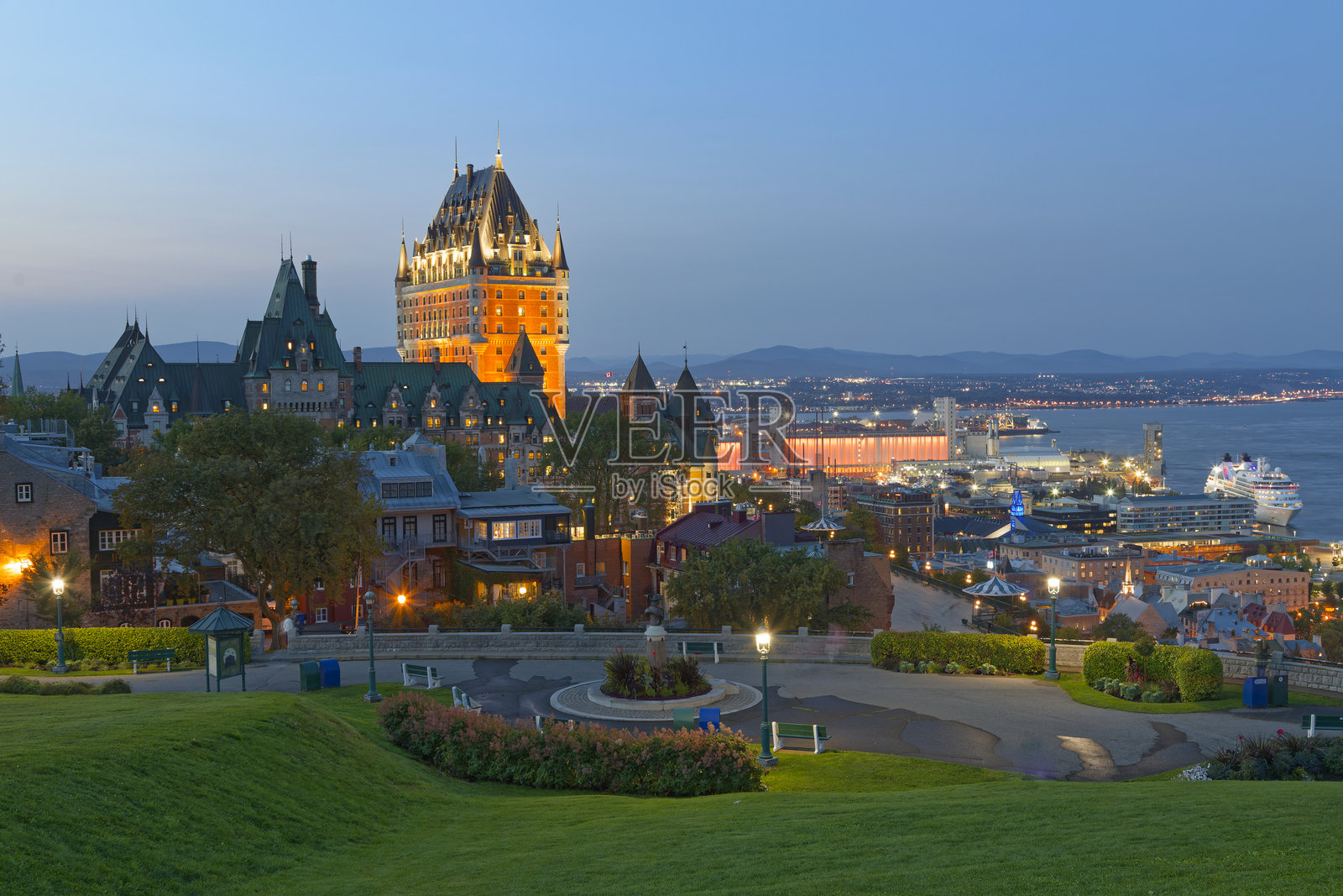 圣劳伦斯河的夜景与游轮照片摄影图片