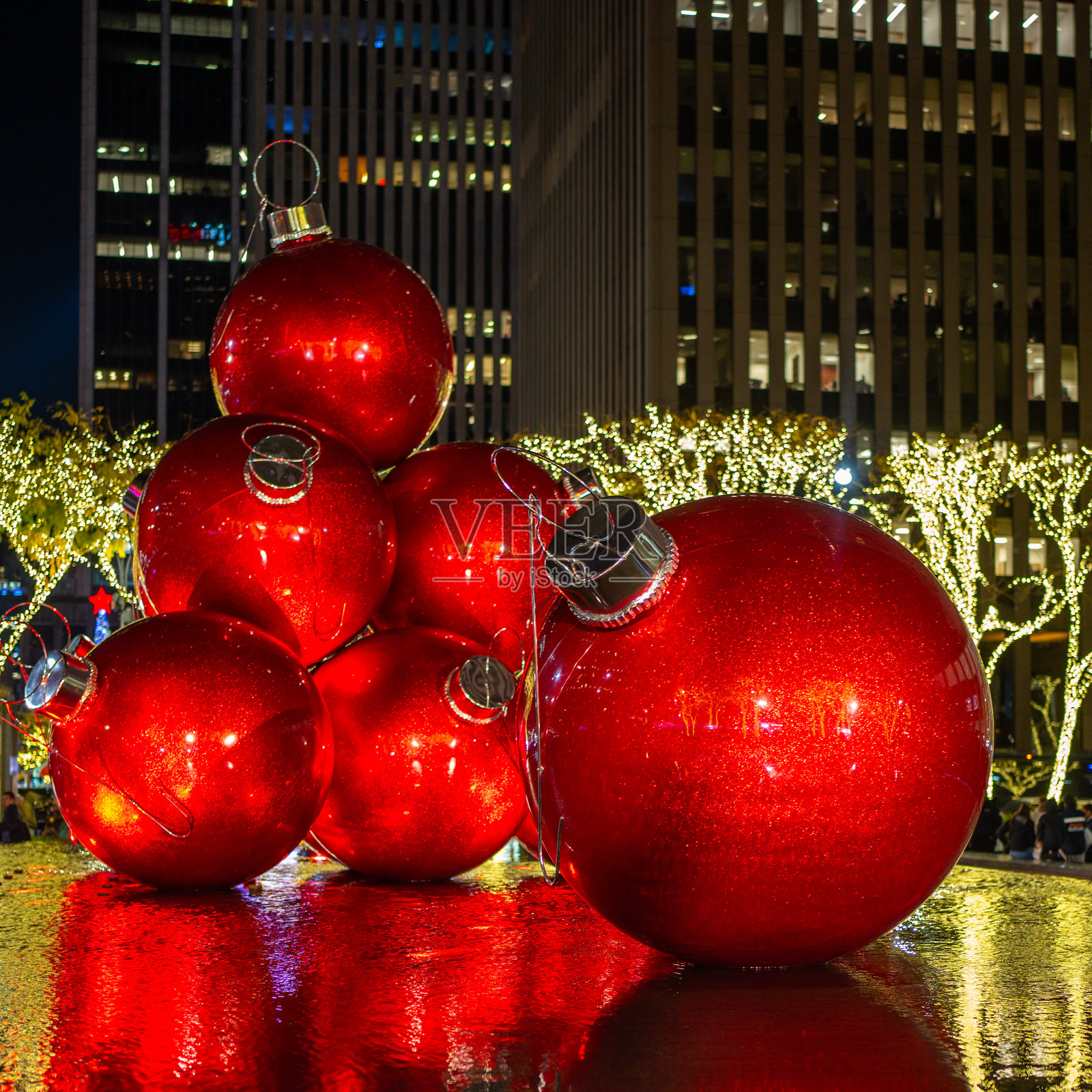 纽约的冬天。纽约市庆祝圣诞节。冬季的曼哈顿市中心。纽约市，冬季假期的曼哈顿。冬季曼哈顿的巨型圣诞装饰品。照片摄影图片