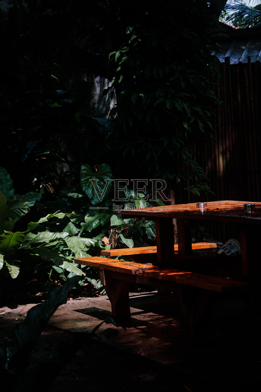 公园里的长椅照片摄影图片