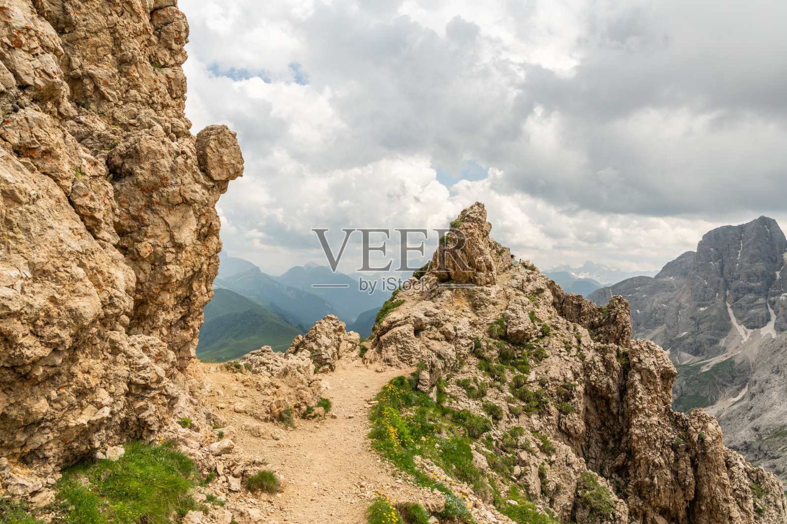 靠近特拉罗萨的牙齿山口和提尔塞尔阿尔普小屋的徒步小径。意大利多洛米蒂山脉的风景，令人印象深刻的岩石和山峰。照片摄影图片