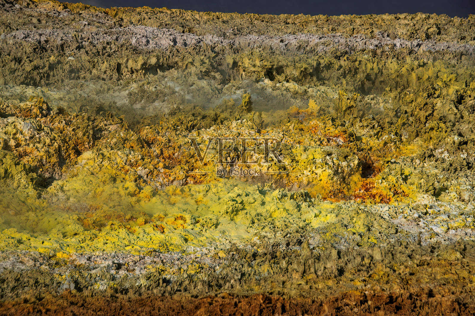 硫磺覆盖的火山岩特写照片摄影图片