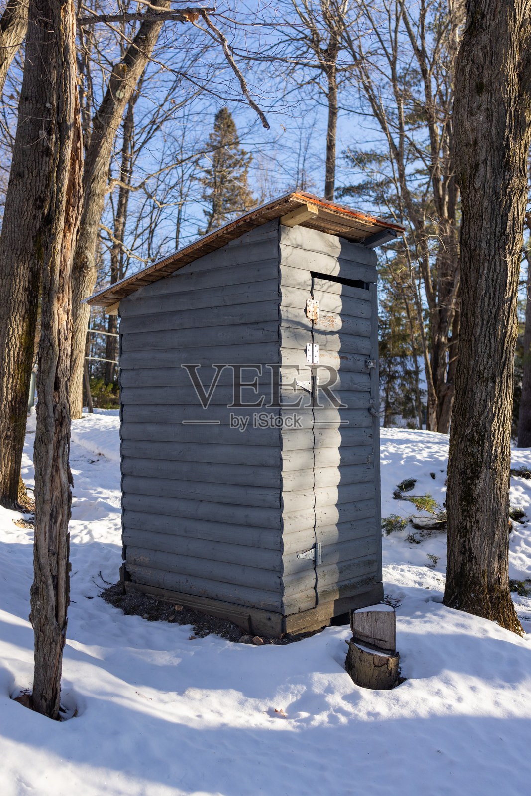 雪覆盖的冬季风景中的乡村木质厕所照片摄影图片