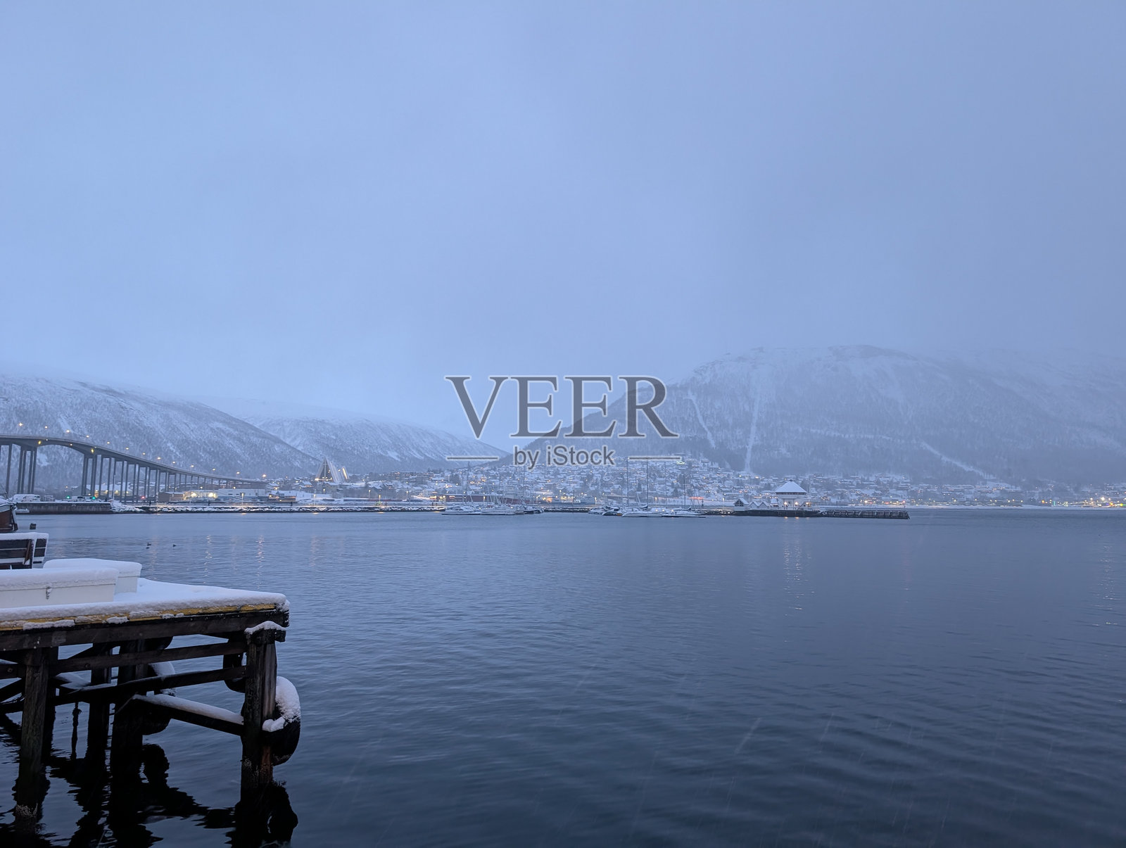 特罗姆瑟港口的景色照片摄影图片