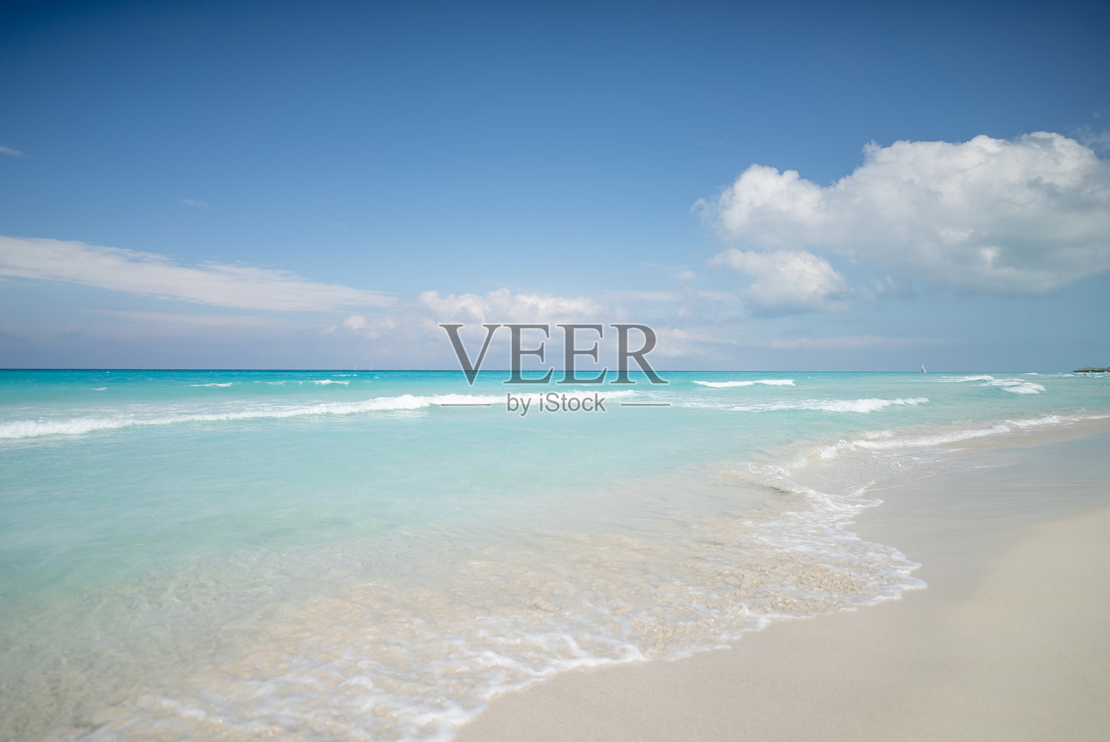 海滩上清澈的碧绿色海水照片摄影图片