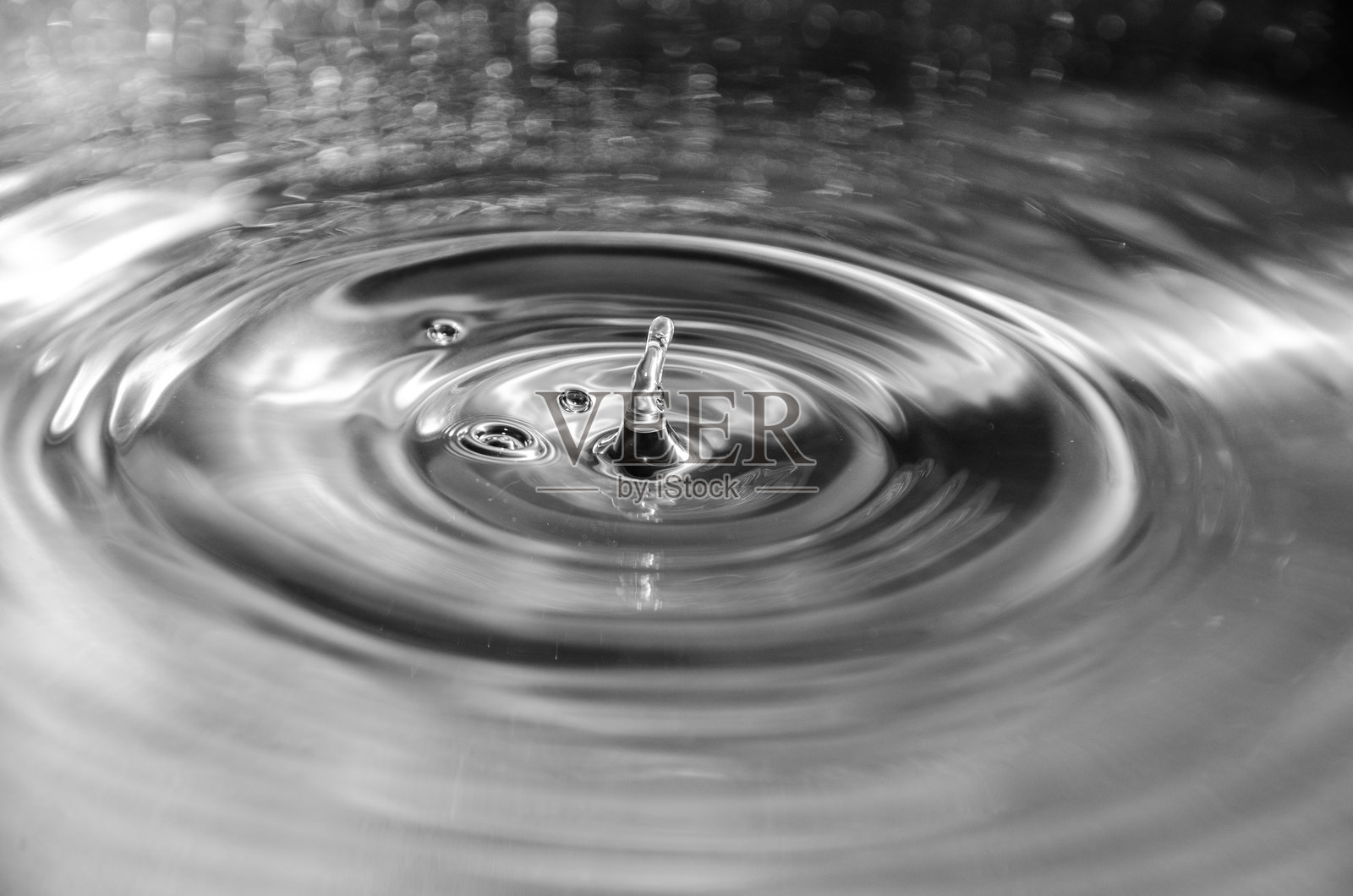 银色背景下的水滴照片摄影图片