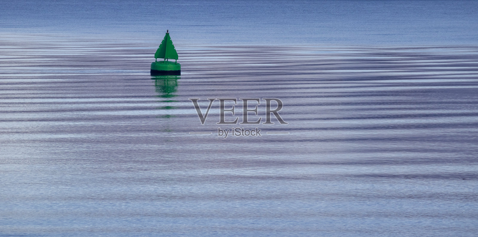 利物浦默西河中的绿色标记浮标，英格兰，英国照片摄影图片