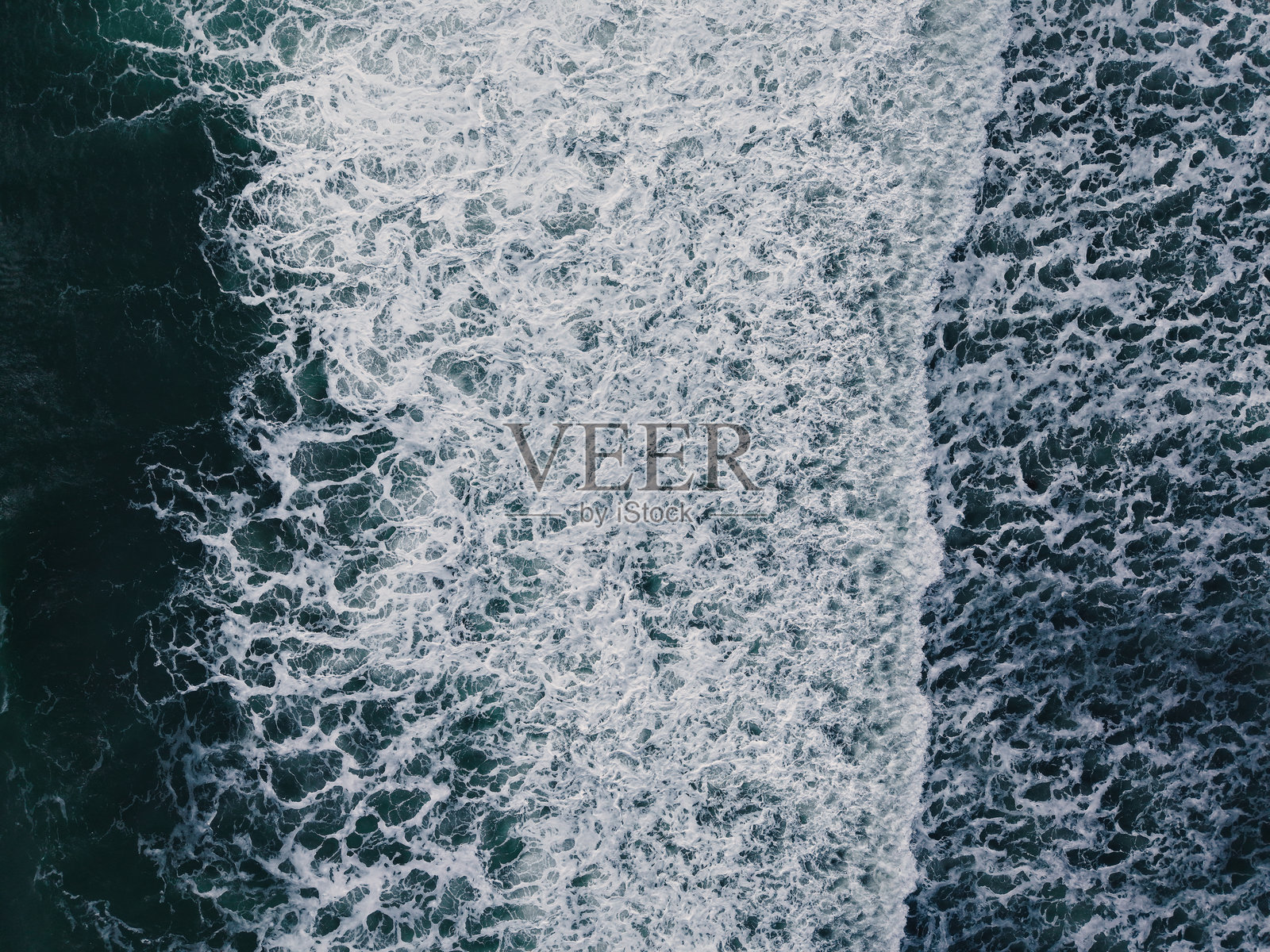 海浪在沙滩上的鸟瞰图照片摄影图片