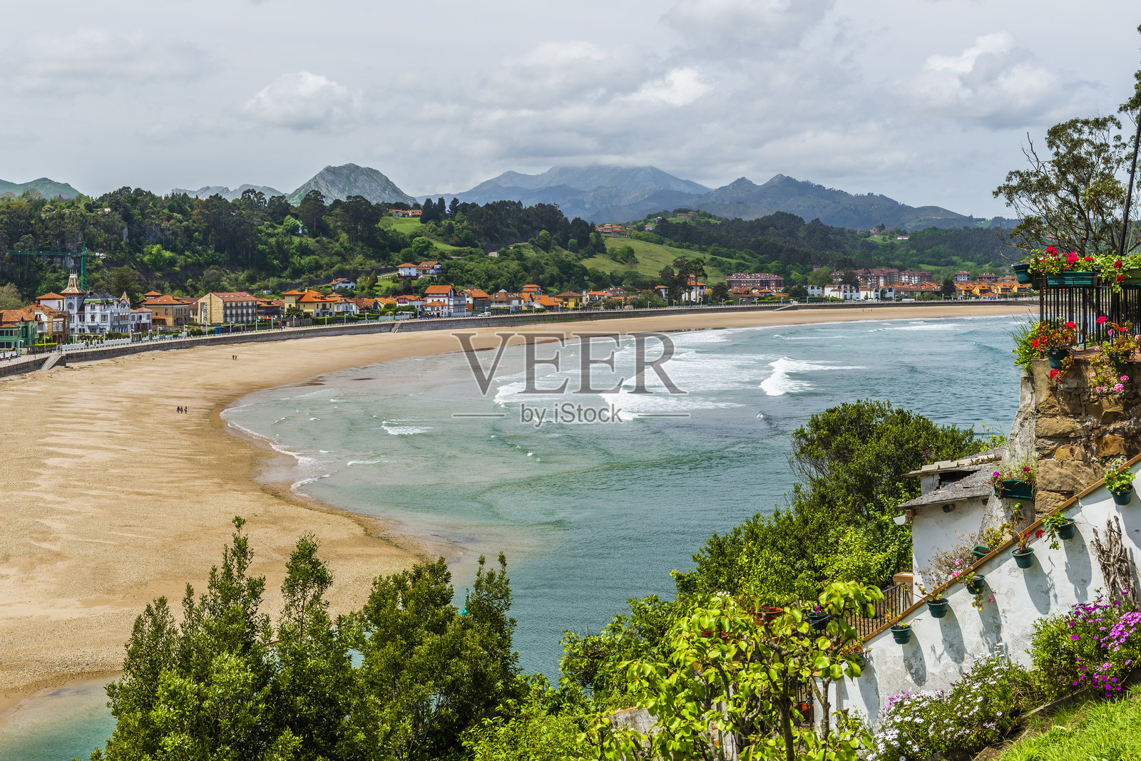 西班牙阿斯图里亚斯的美丽城市里巴德塞利亚，坎塔布连海照片摄影图片