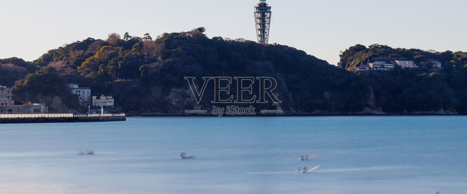 从九源海滩看到的江之岛照片摄影图片