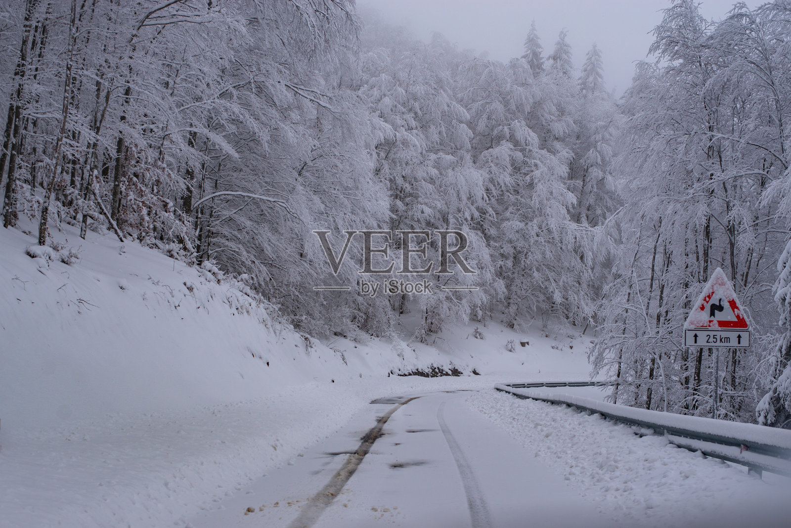 宁静的冬季天气与雪景照片摄影图片