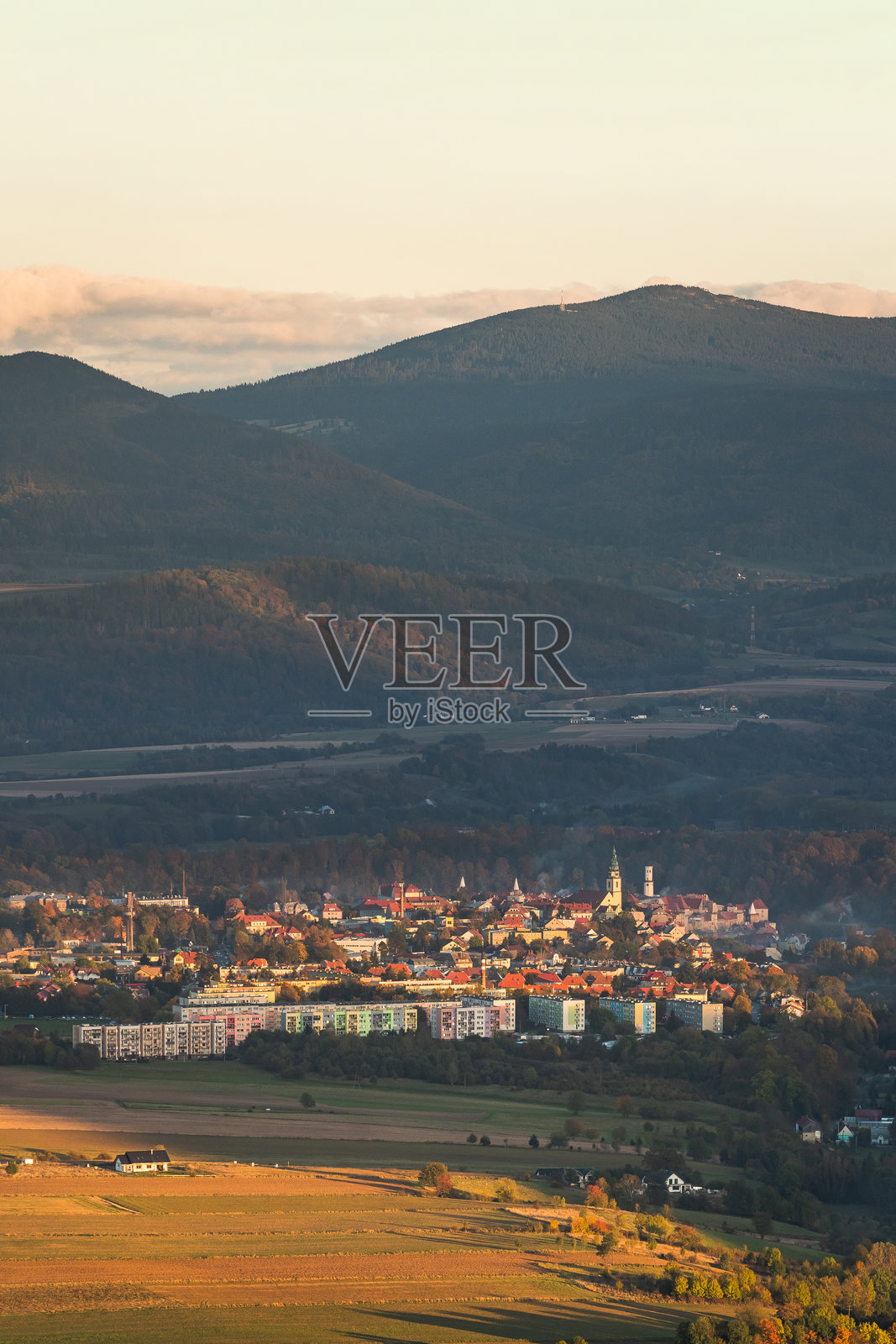 比斯特日察克沃兹卡，一个位于山谷中的小镇，从比斯特日基山的徒步小径俯瞰城市建筑。傍晚的风景。照片摄影图片