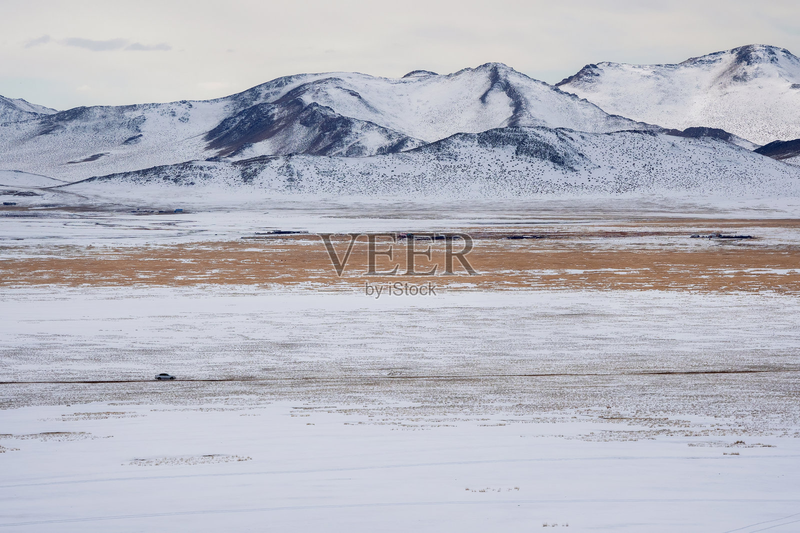 一条有车驶向远方的土路照片摄影图片