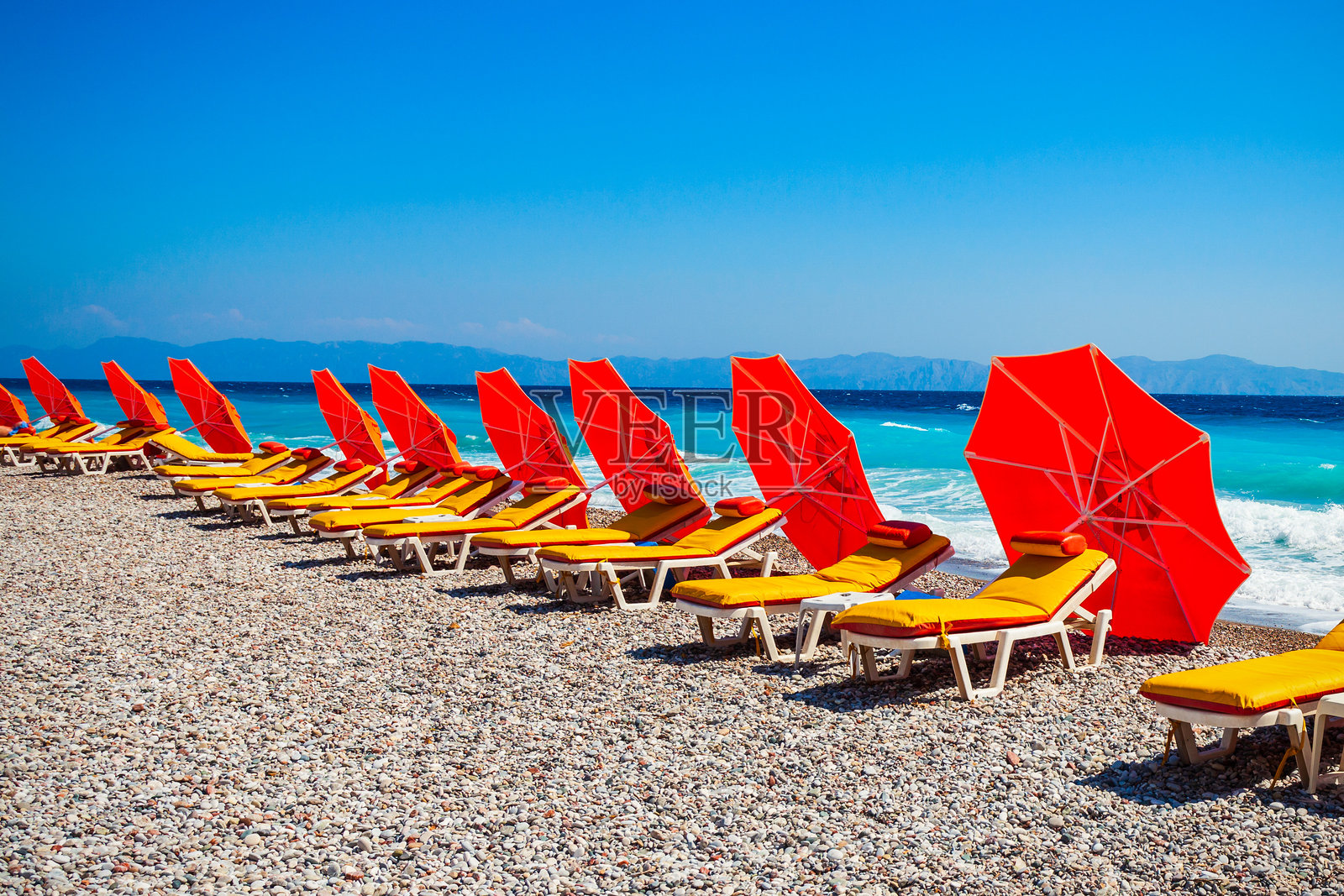 希腊罗德斯海滩的日光浴床照片摄影图片