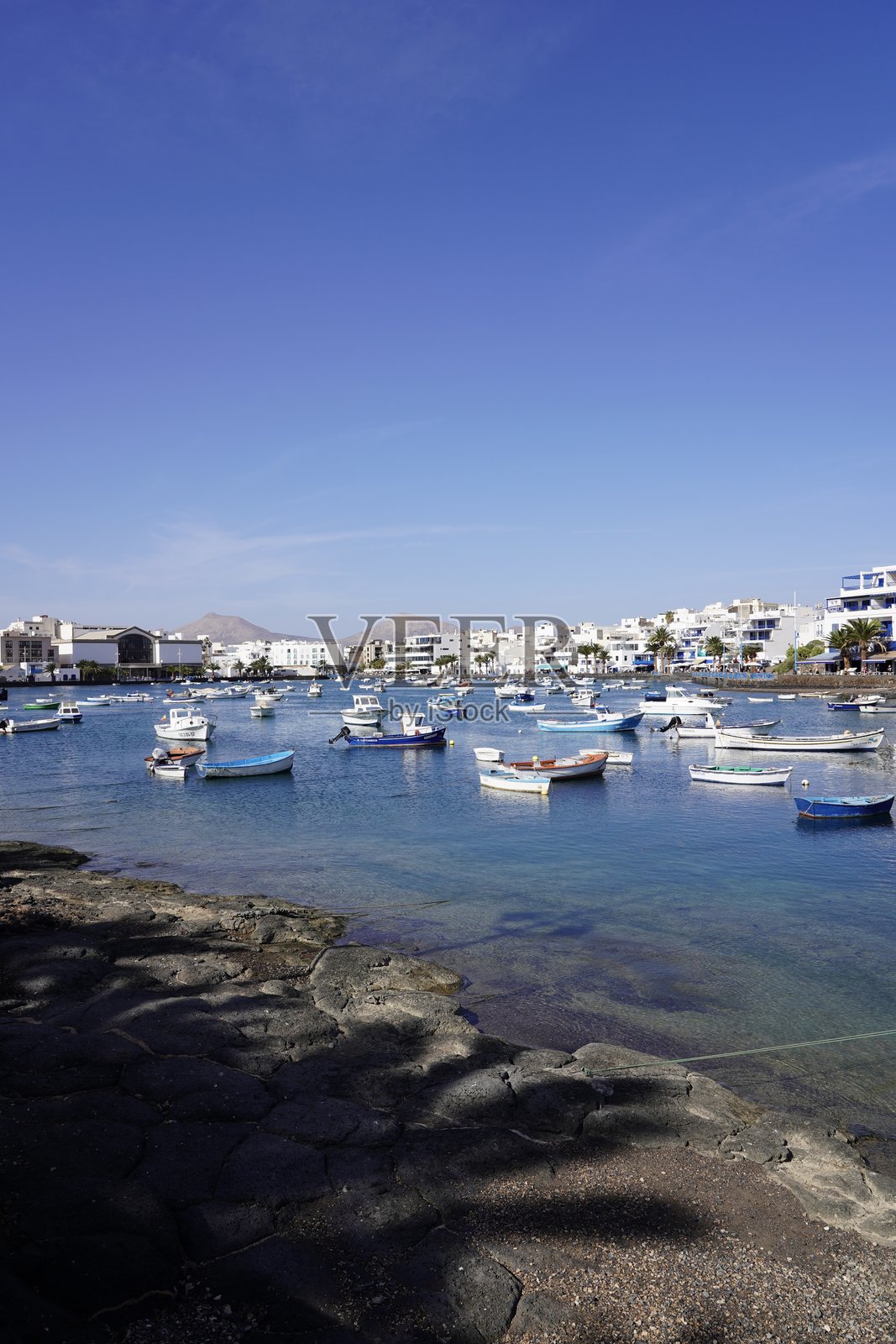 阿雷西费的码头，兰萨罗特岛。阿雷西费的小船。阿雷西费港口的小船作为旅游景点。照片摄影图片
