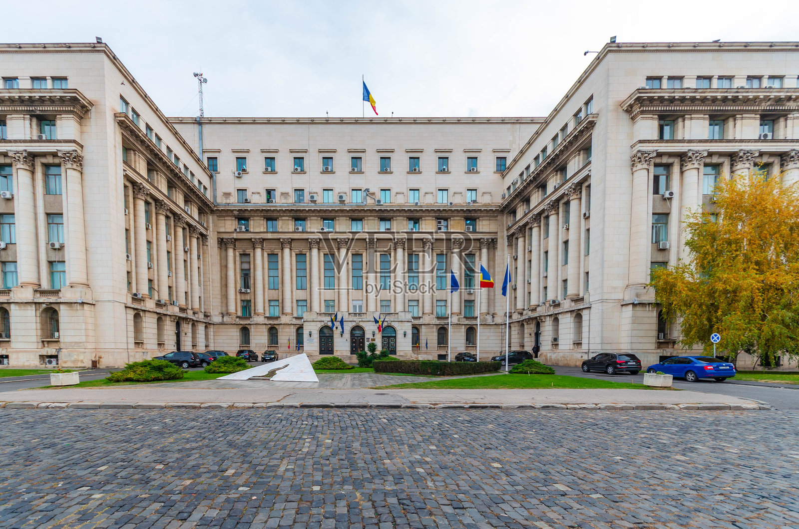 布加勒斯特市中心的革命广场照片摄影图片