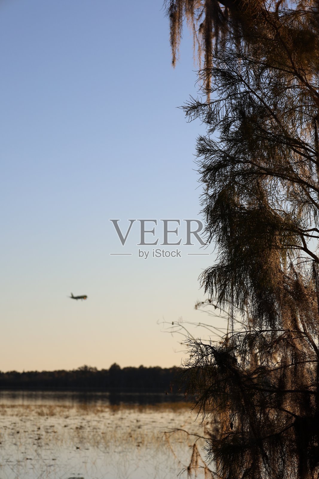 模糊的飞机飞过湖面照片摄影图片