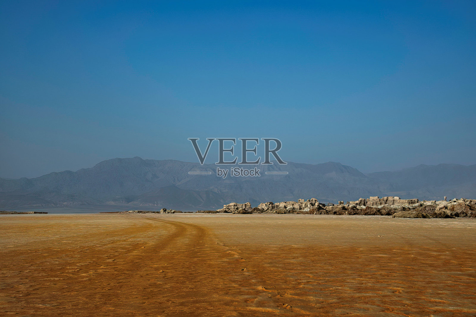 埃塞俄比亚达纳基尔洼地的广阔盐湖区域照片摄影图片