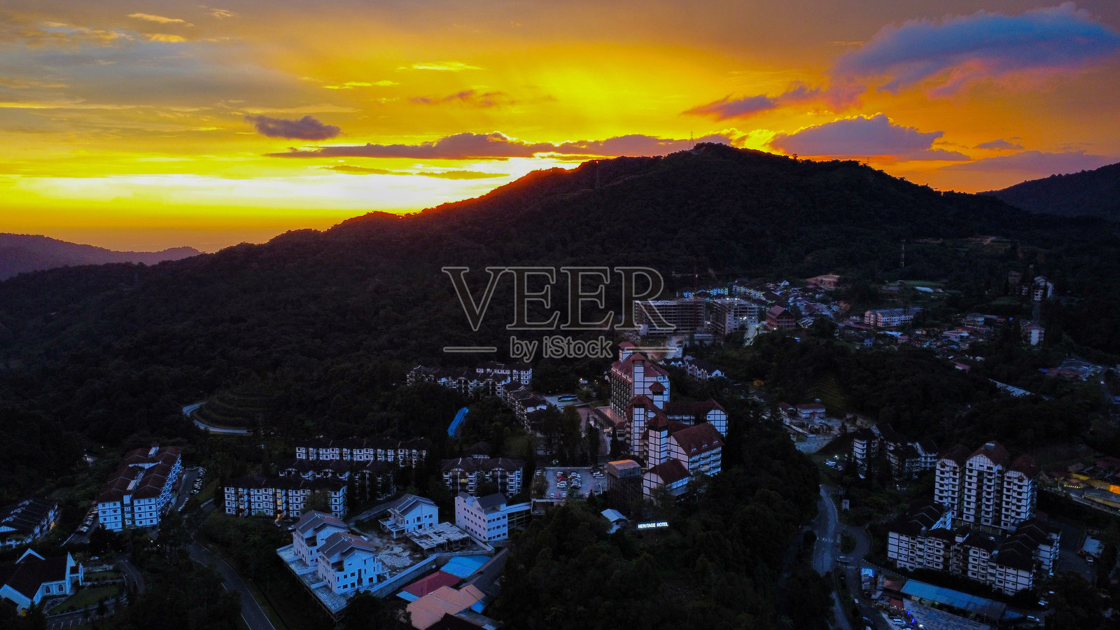 通过无人机看到的山后全景日落照片摄影图片