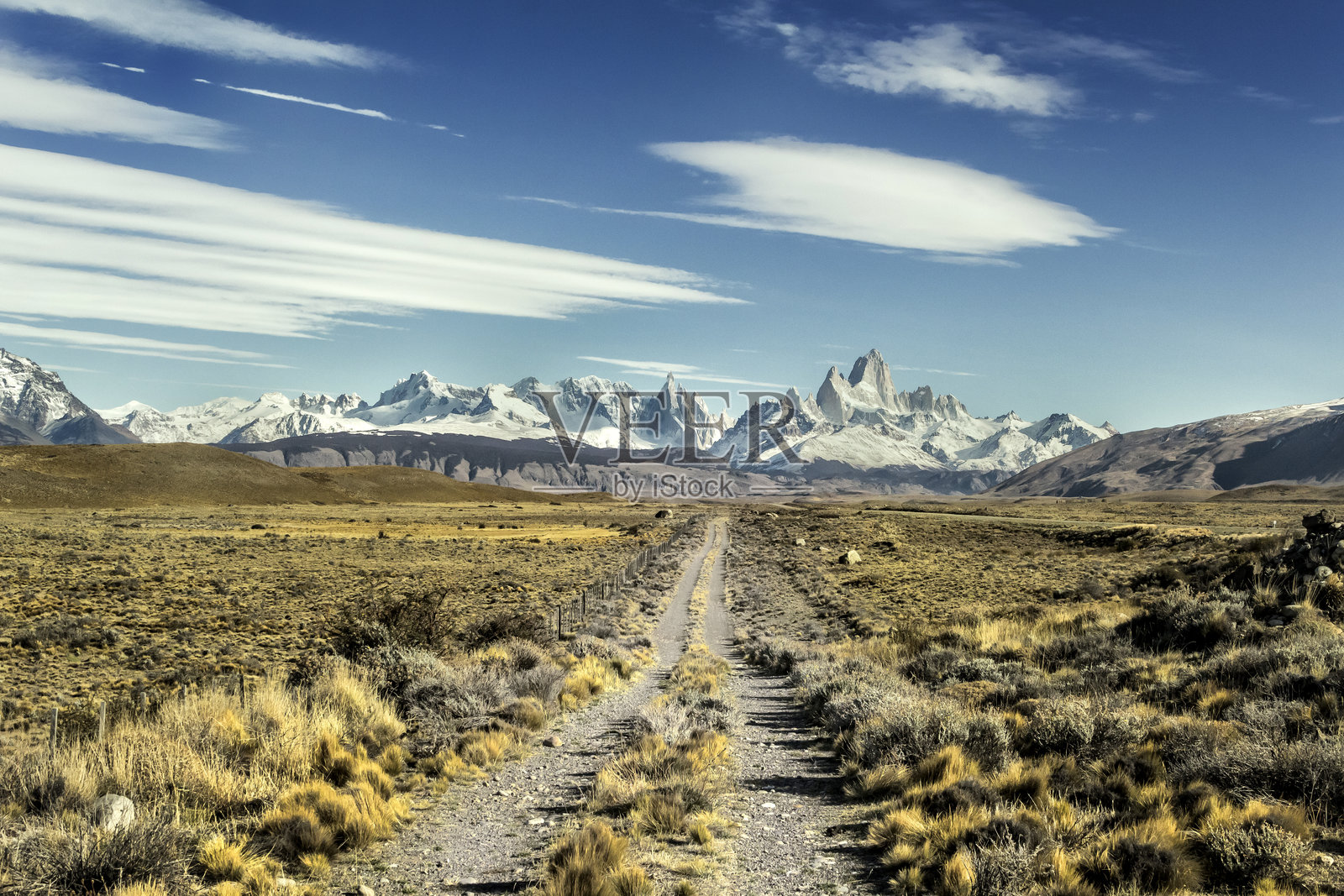 Fitz Roy山(海拔3405米)和Torre山(3125米)的景色。巴塔哥尼亚，圣克鲁斯省，阿根廷。照片摄影图片