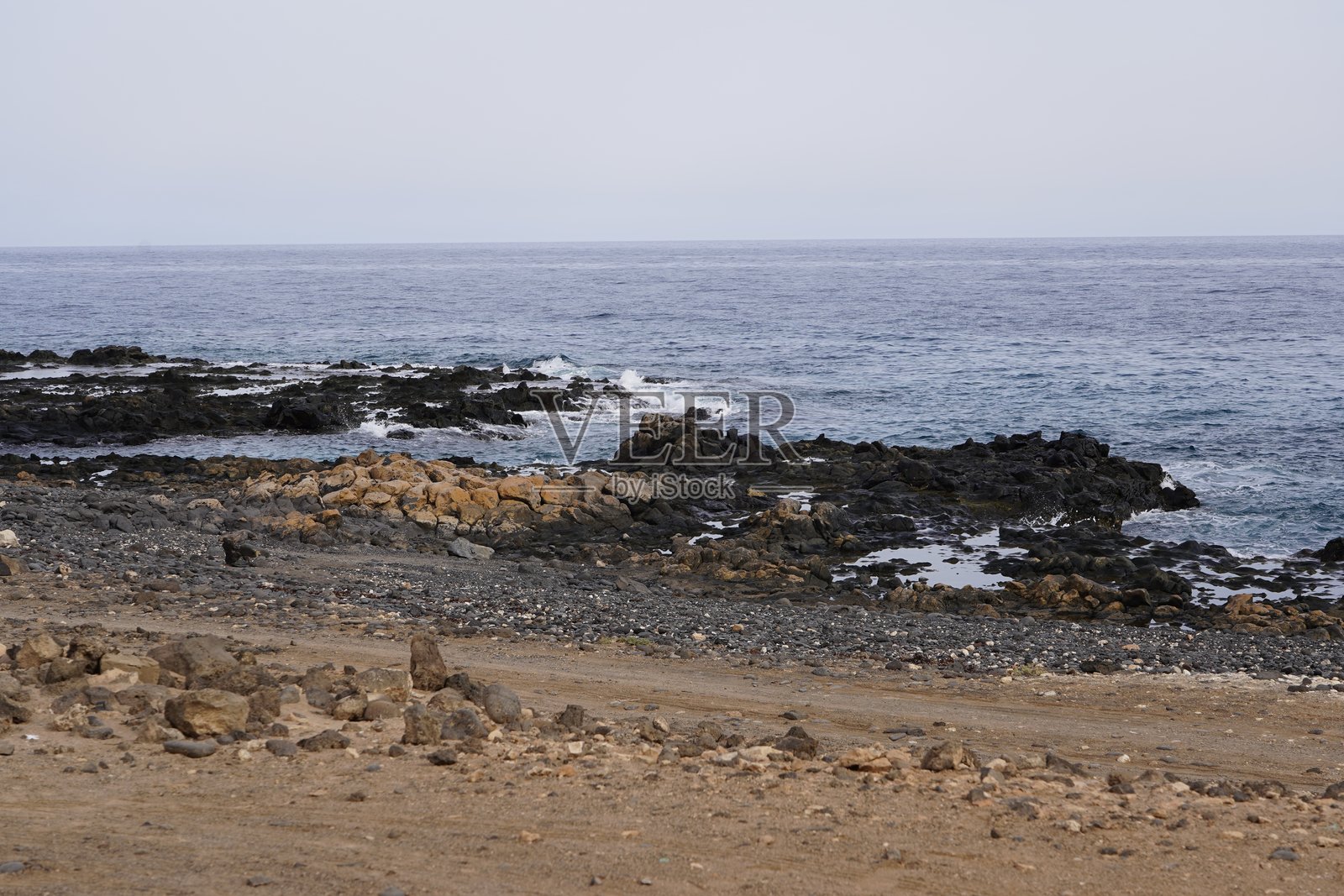 火山海滩。火山海滩的海岸。大西洋。特内里费岛上的海滩。照片摄影图片