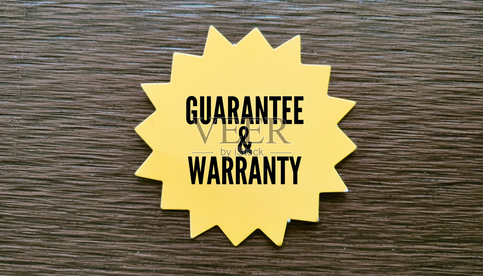 带有“保证”和“保修”字样的黄色星星。保证物品的概念。保证和质量的概念。照片摄影图片