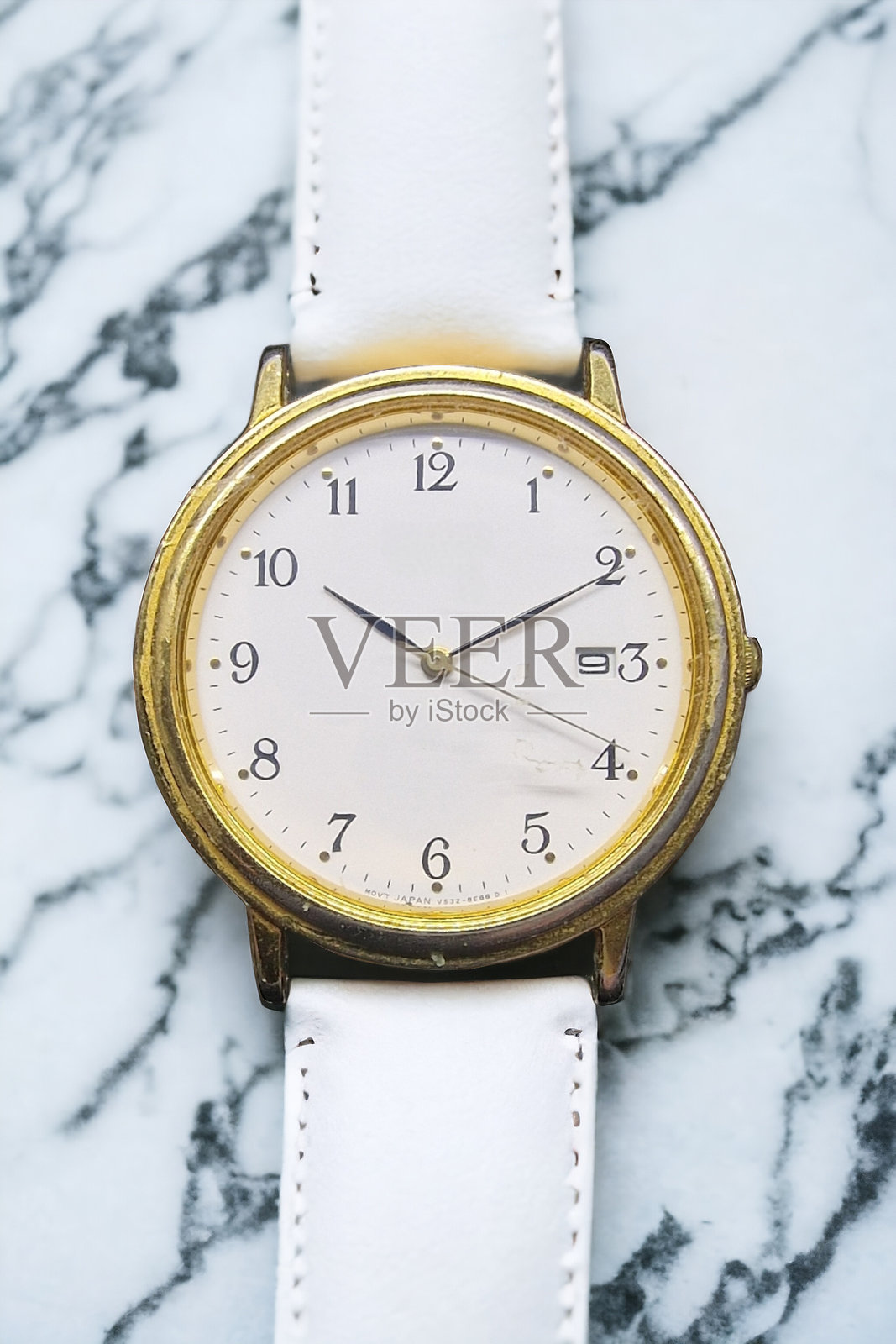 复古白色圆形时钟，黄铜框架，显示时间为10:10照片摄影图片