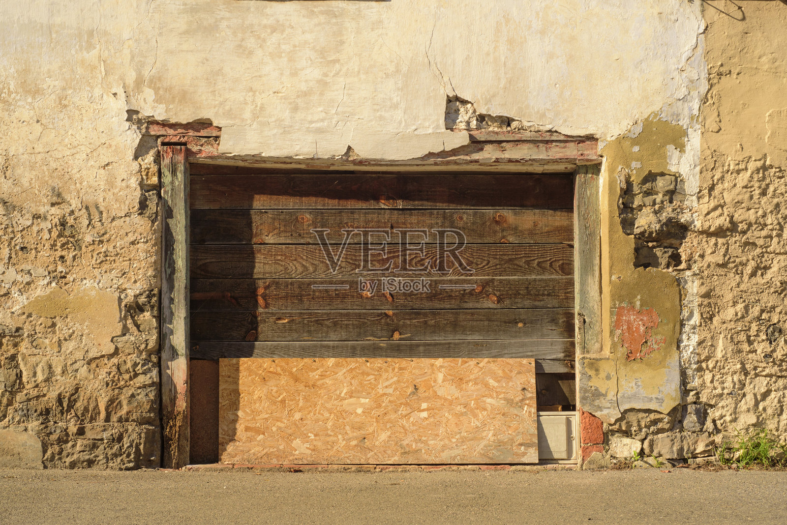 木质集料板放在乡村风格的门上照片摄影图片