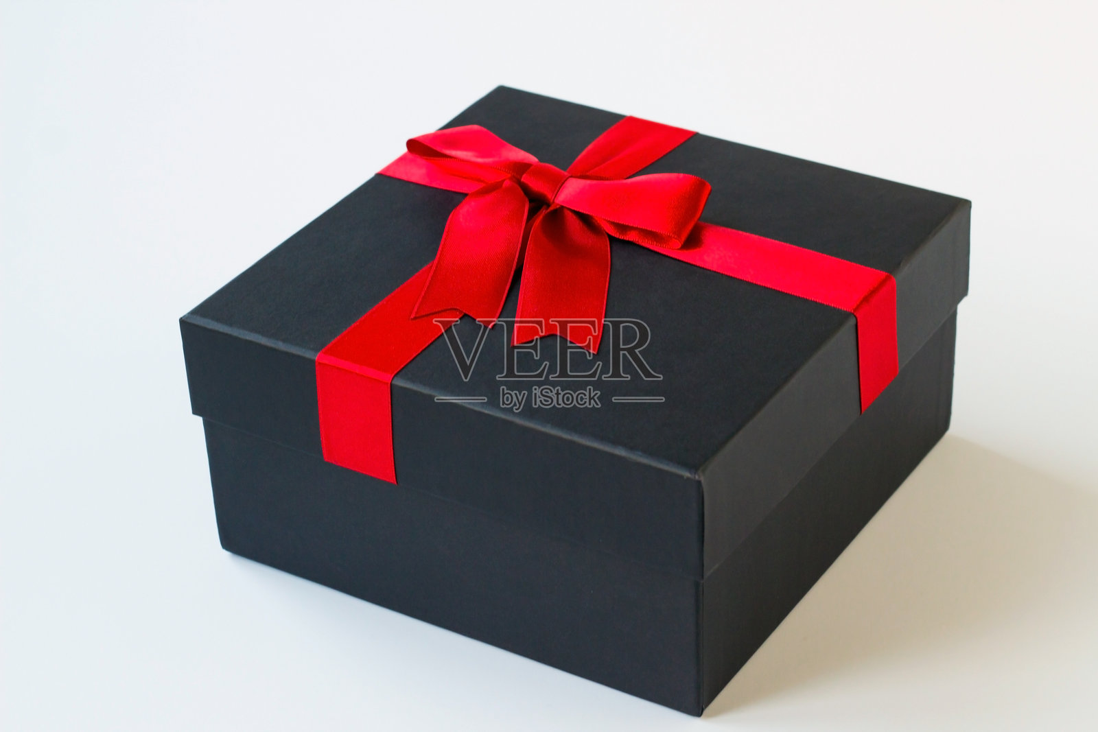 一个黑色礼品盒，系着红色丝带照片摄影图片